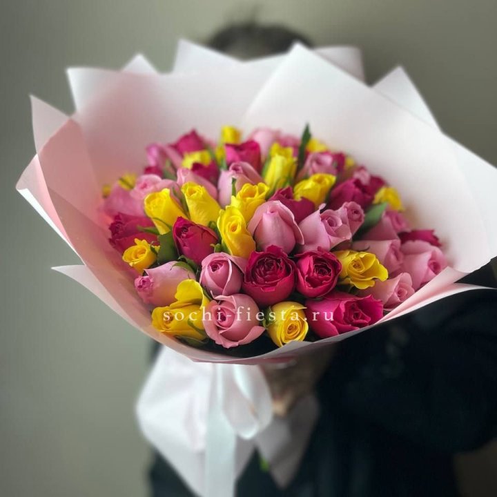 Букет из 51 розы Микс (Кения) в Сургуте