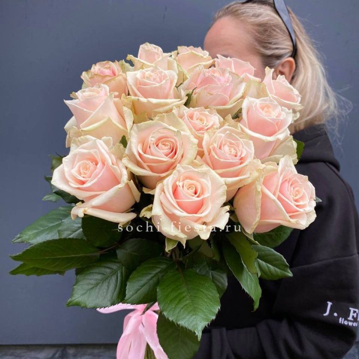 15  кремовых высоких роз в Сургуте