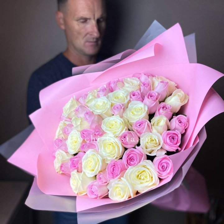 51 белых и розовых роз в Сургуте