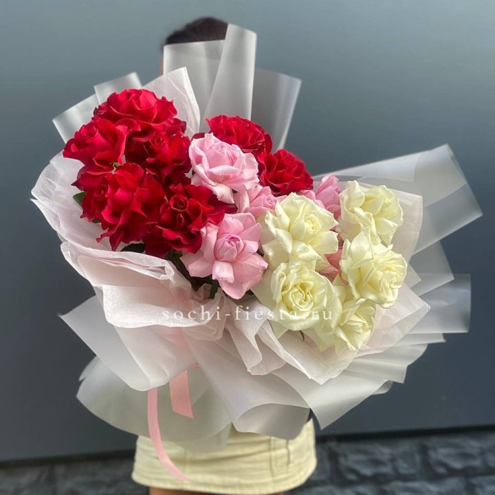Микс из 17 роз в Сургуте