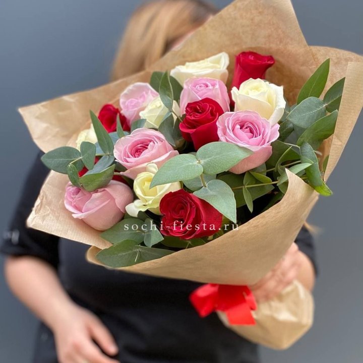 Букет из 15 роз с эвкалиптом в Сургуте