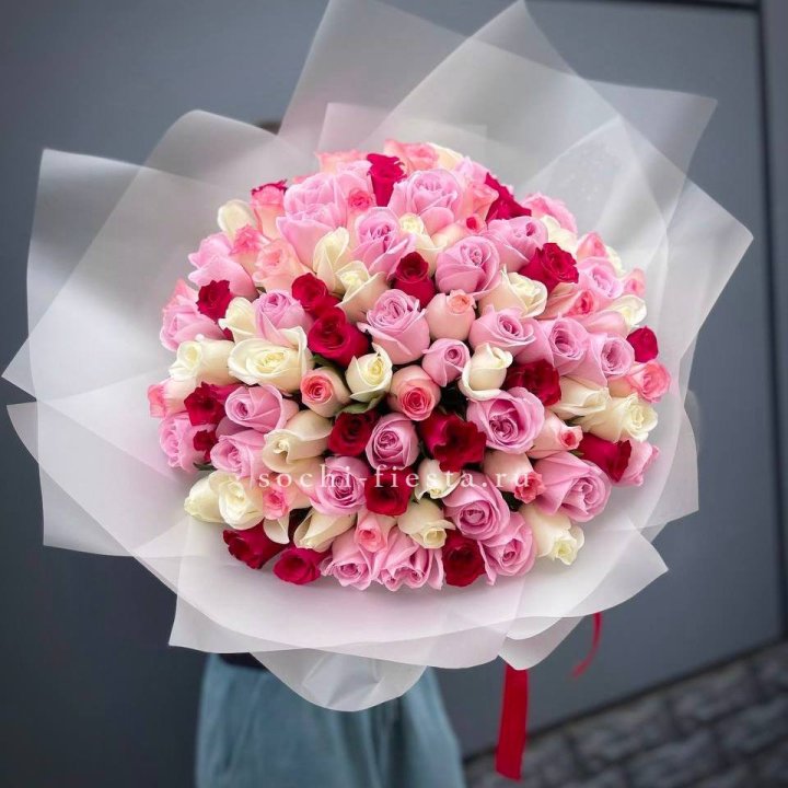 101 разноцветная роза "Карусель" в Сургуте