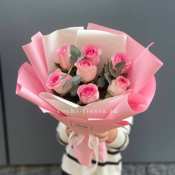 7 роз с эвкалиптом в Сургуте