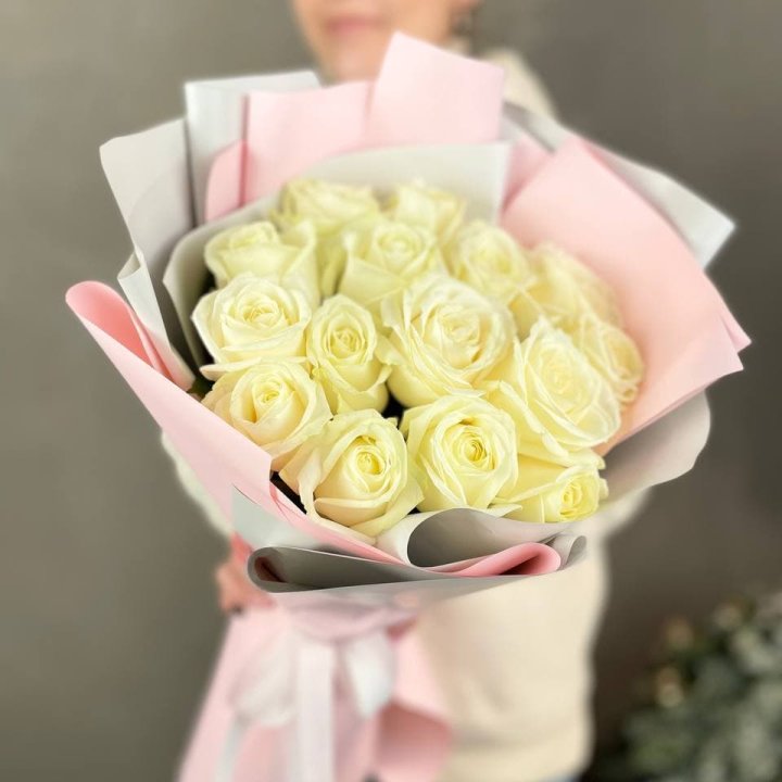 15 белых роз пудра в Сургуте