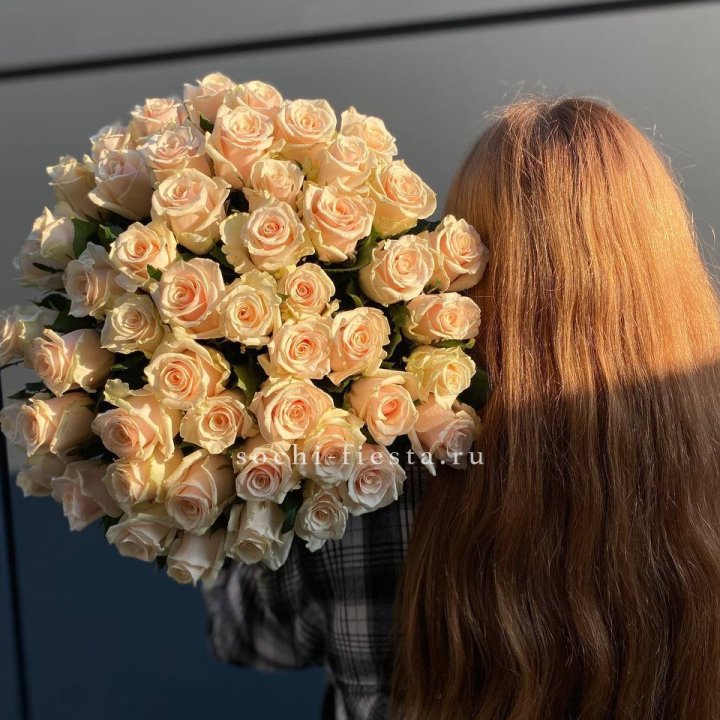 Охапка кремовых роз в Сургуте