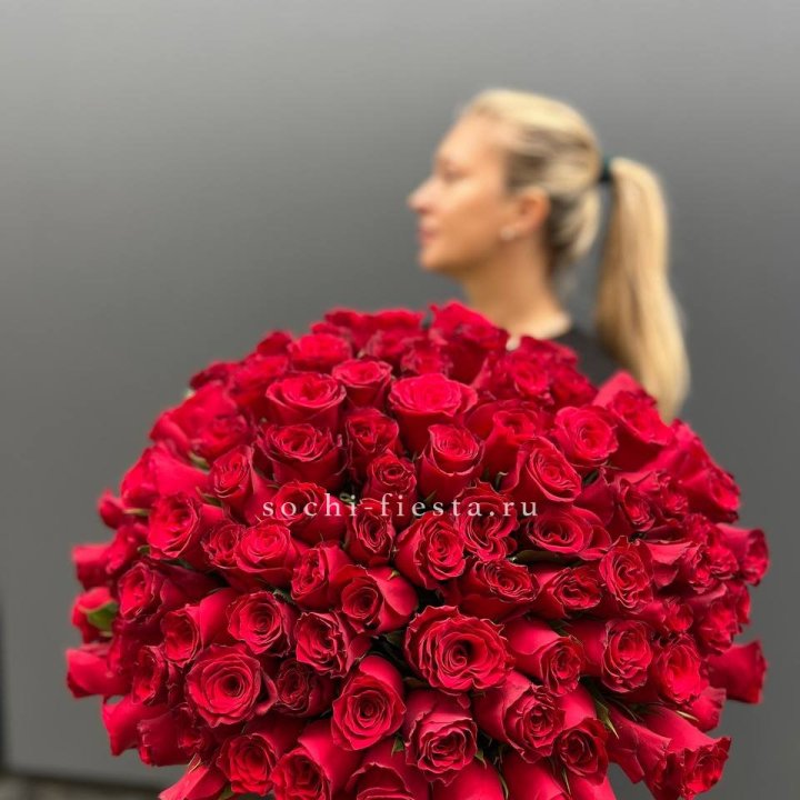 Охапка из 101 красной розы в Сургуте