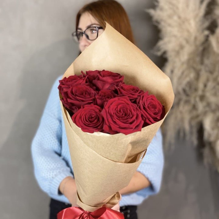 9 красных роз в крафте в Сургуте