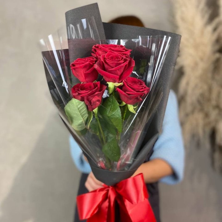 5 роз ред наоми в Сургуте