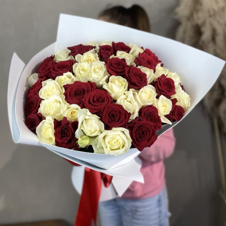 51 красная и белая роза в Сургуте