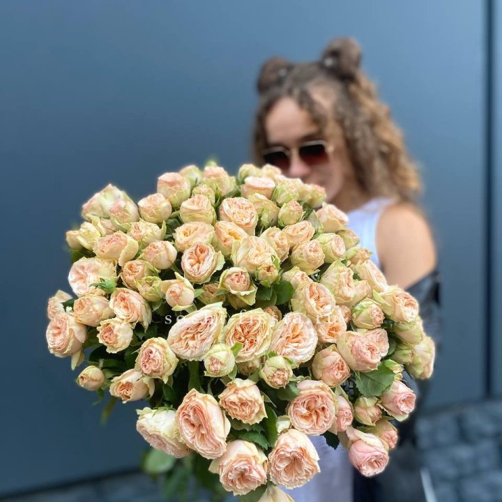 25 пионовидных роз в Сургуте