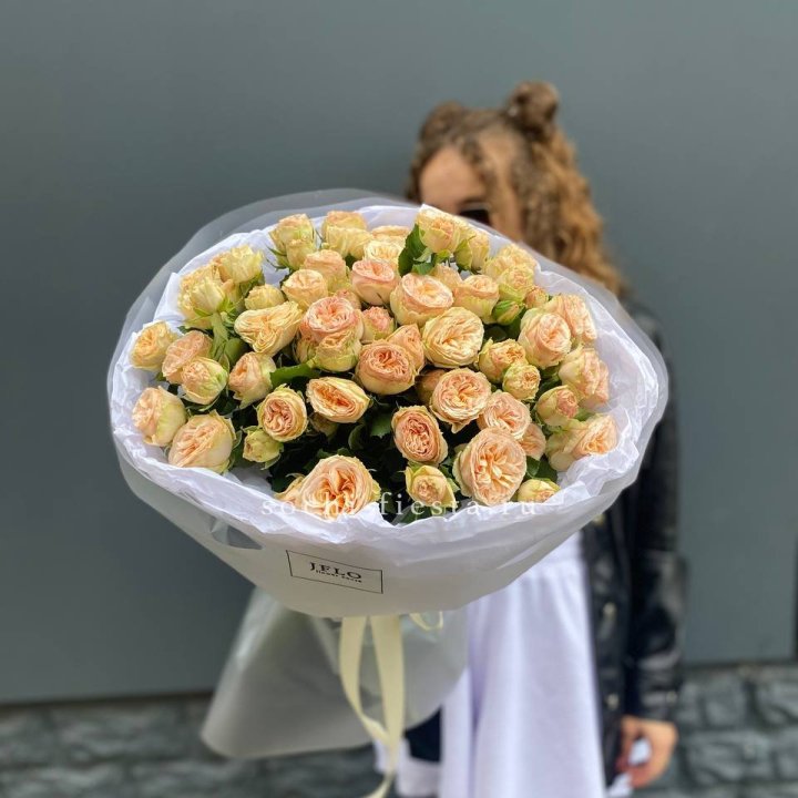 15 пионовидных роз в Сургуте