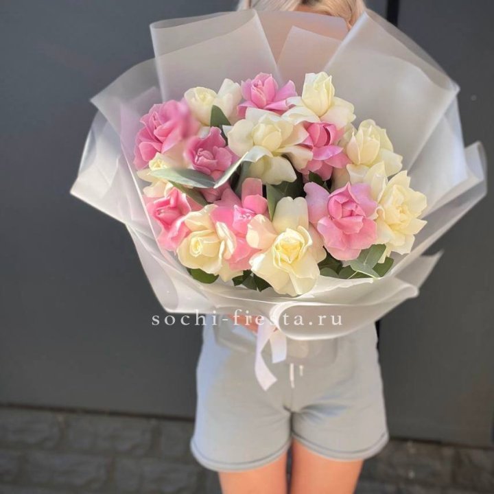 15 бело-розовых роз в Сургуте