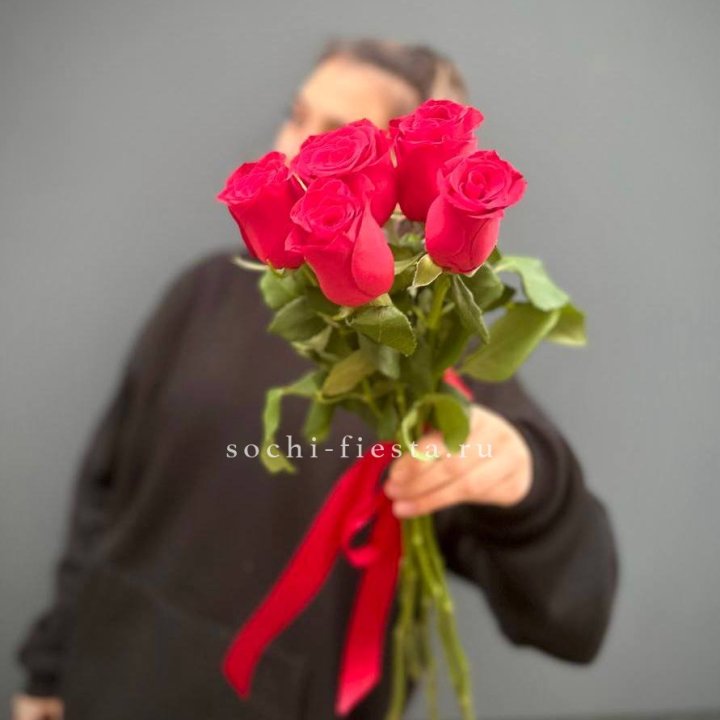 Букет 5 красных роз  в Сургуте