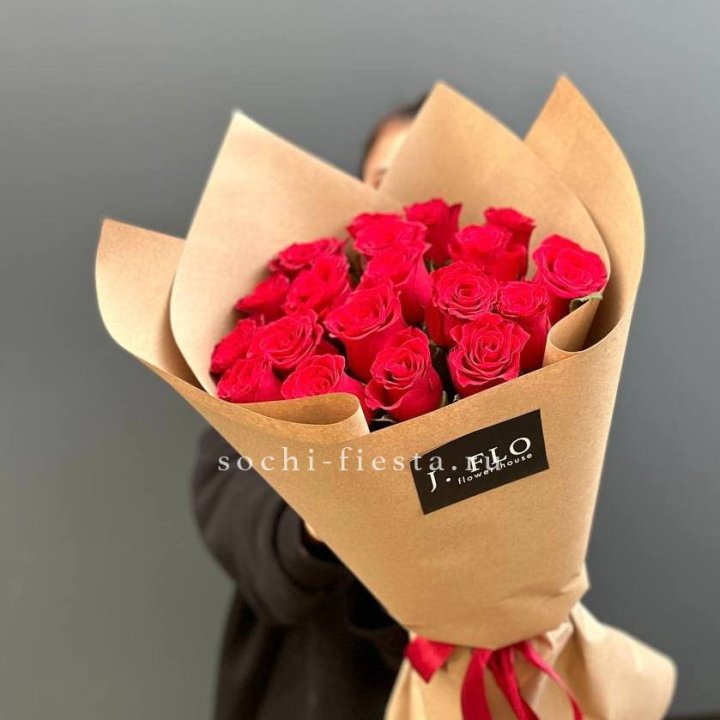 19 красных роз в крафте в Сургуте