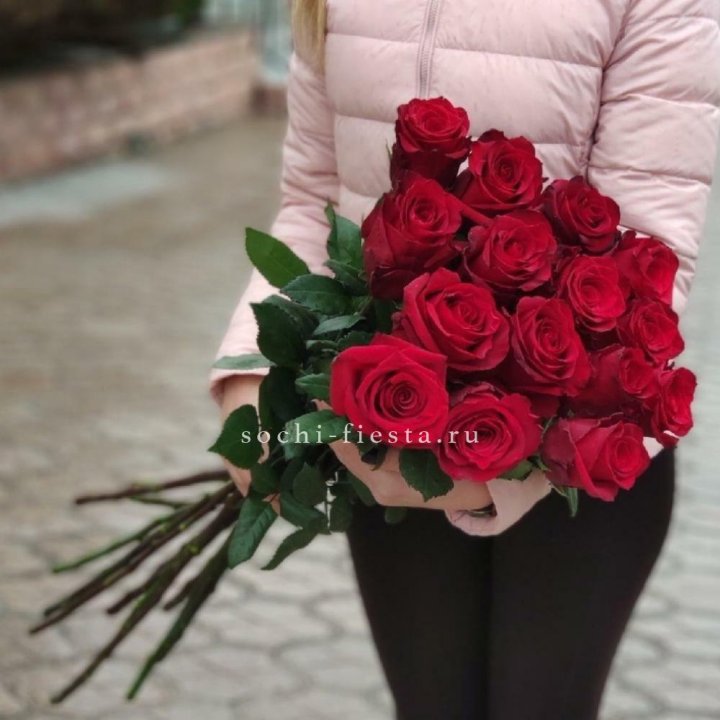 15 высоких красных роз в Сургуте