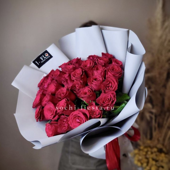 Красные розы 33 шт в Сургуте