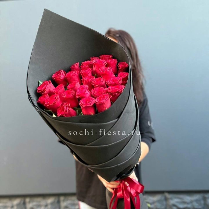 25 высоких красных роз в Сургуте