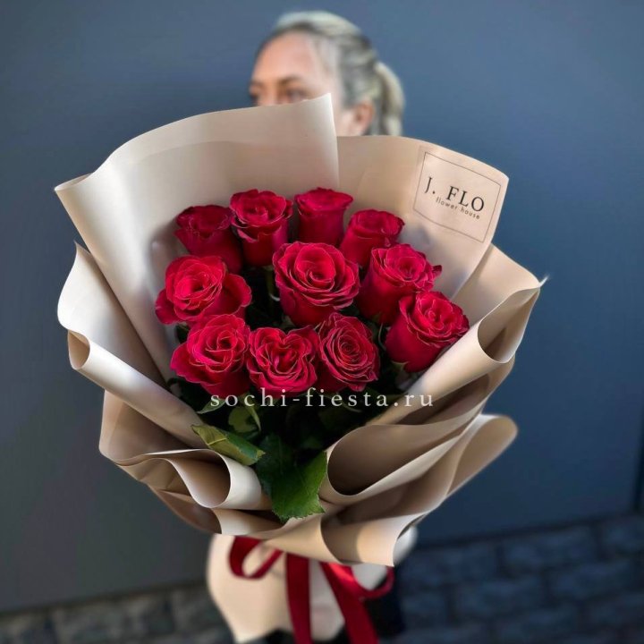 Букет красных роз "Наоми" в Сургуте
