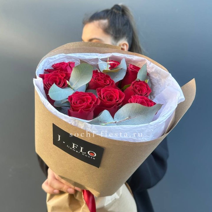 9 роз с эвкалиптом в Сургуте