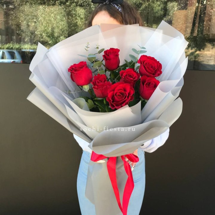 7 красных роз с эвкалиптом  в Сургуте
