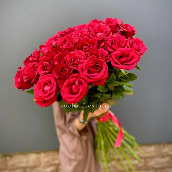 51 высокая красная роза в Сургуте