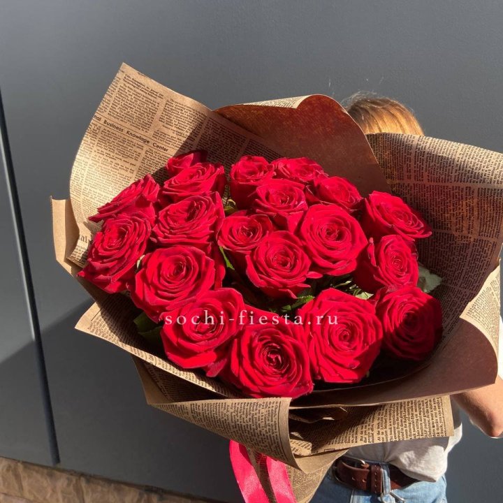 19 красных роз Леди Крафт в Сургуте