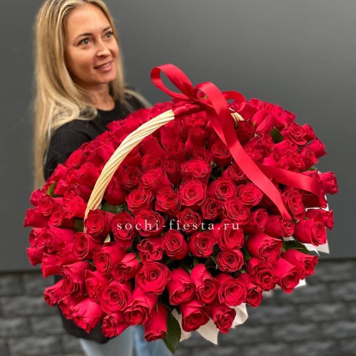 151 красная  роза в корзине в Сургуте