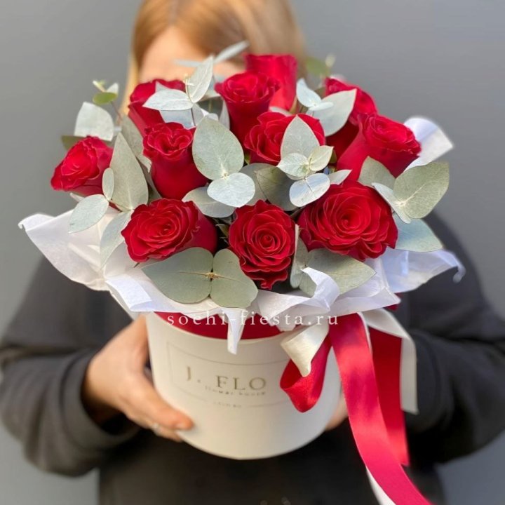 11 роз в шляпной коробке в Сургуте