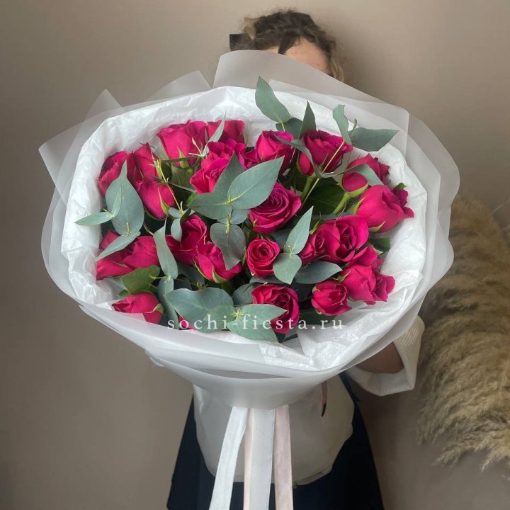 25 малиновых роз с эвкалиптом в Сургуте