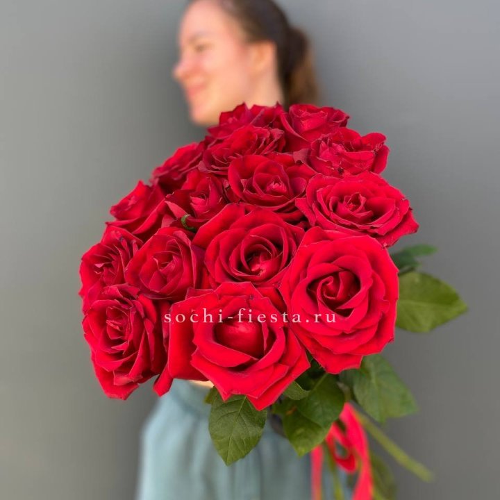 15 красных роз под ленту в Сургуте