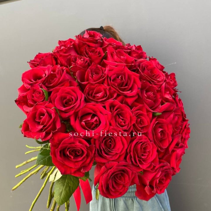 35 красных роз под ленту в Сургуте
