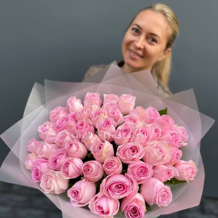 51 розовая роза в Сургуте