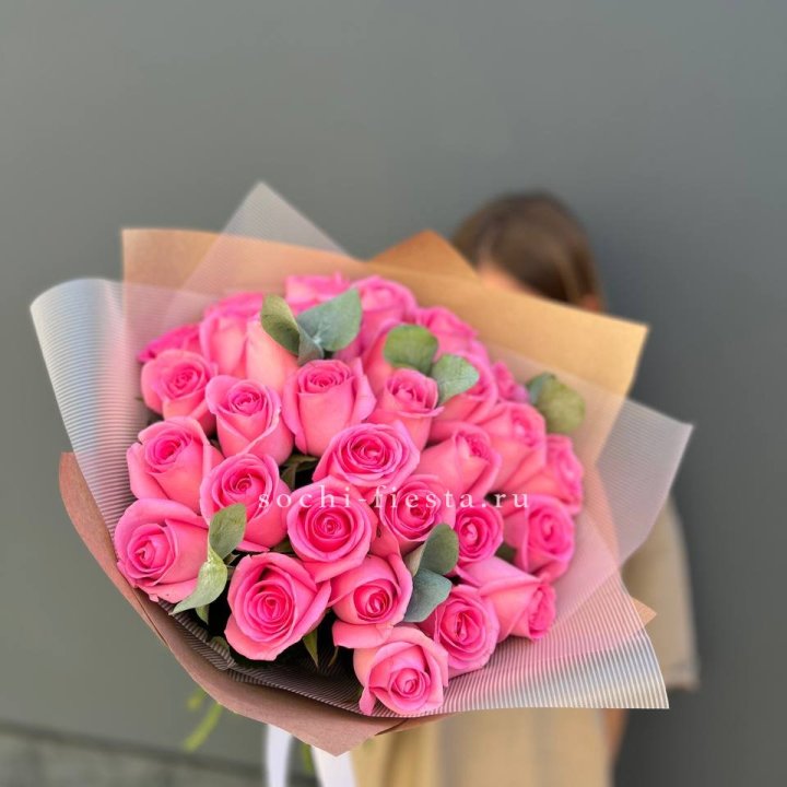31 розовая роза с эвкалиптом в Сургуте