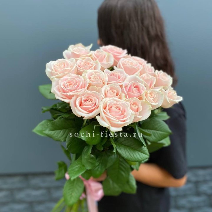 Высокие розовые розы в Сургуте