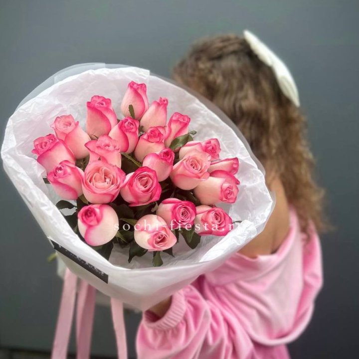 21 розовые розы Венди  в оформлении в Сургуте