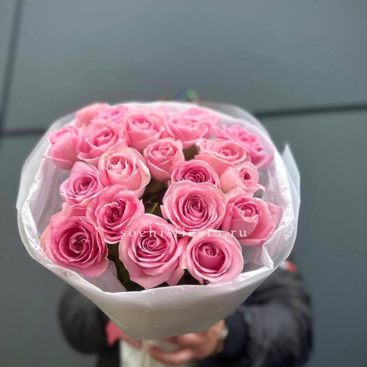 21 Розовая роза в белом в Сургуте