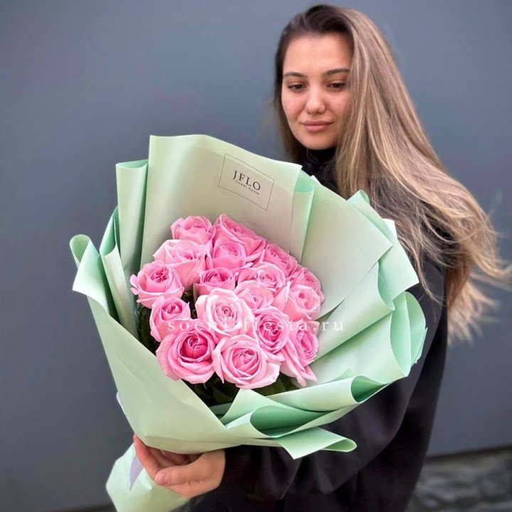 17 розовых роз в Сургуте