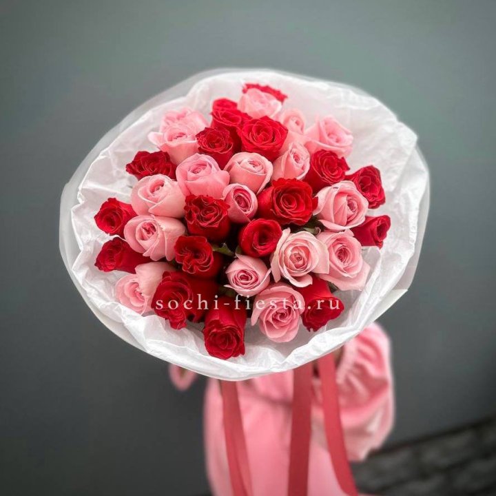 Букет красных и розовых 35 роз в Сургуте