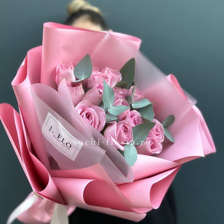 15 Розовых роз с эвкалиптом в Сургуте