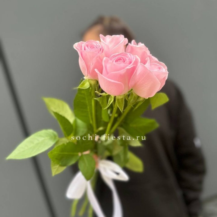 Букет 5 розовых роз  в Сургуте