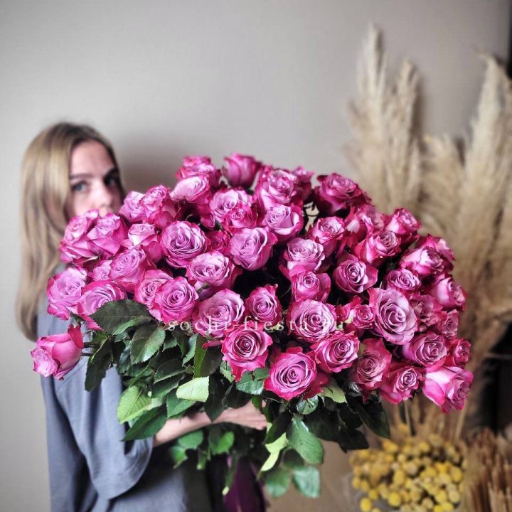 Охапка высоких роз Деп перпел в Сургуте