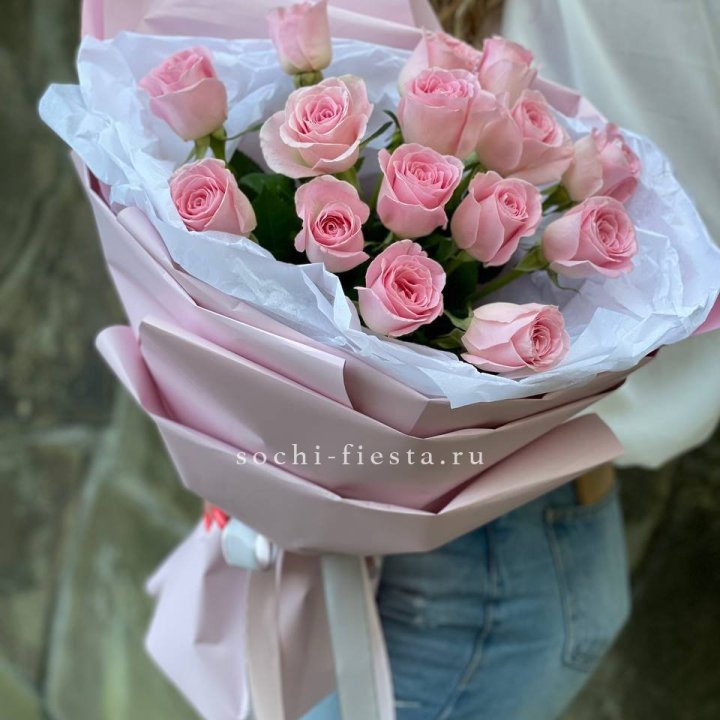 Розовые розы в авторском оформлении в Сургуте