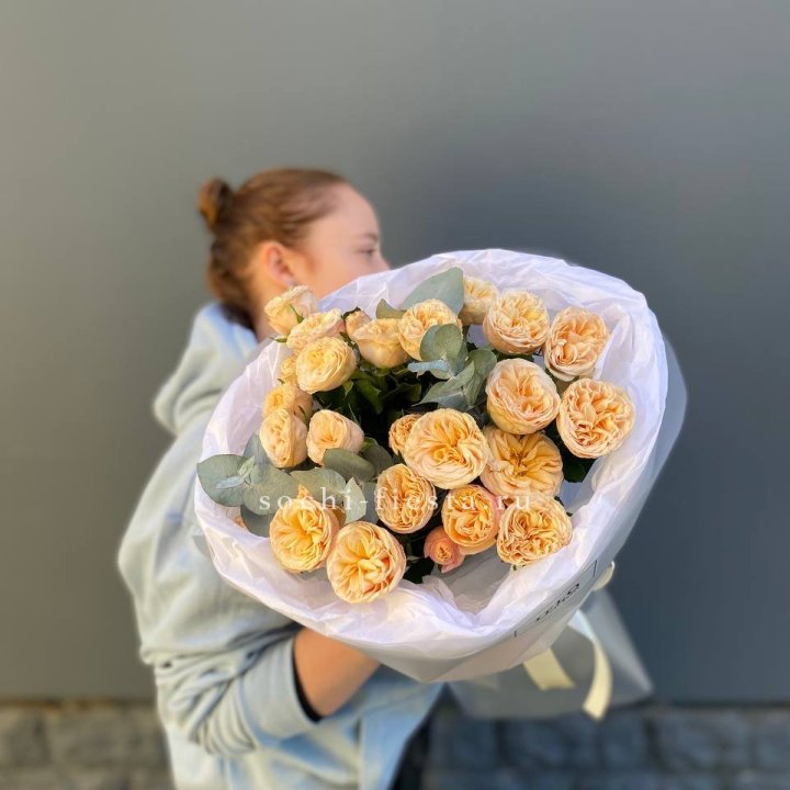 7 пионовидных роз в Сургуте