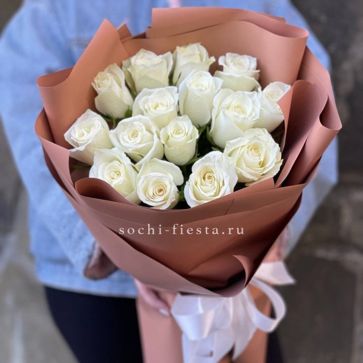 15 белых роз сиена в Сургуте
