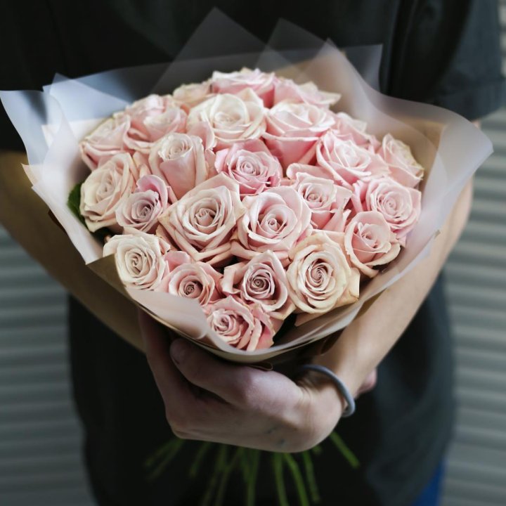 27 кремовых роз в Сургуте