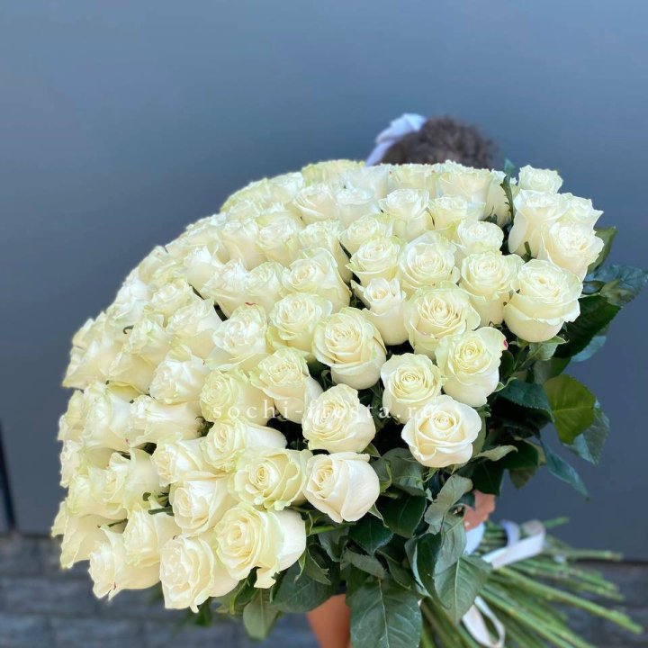 101 белая высокая роза в Сургуте