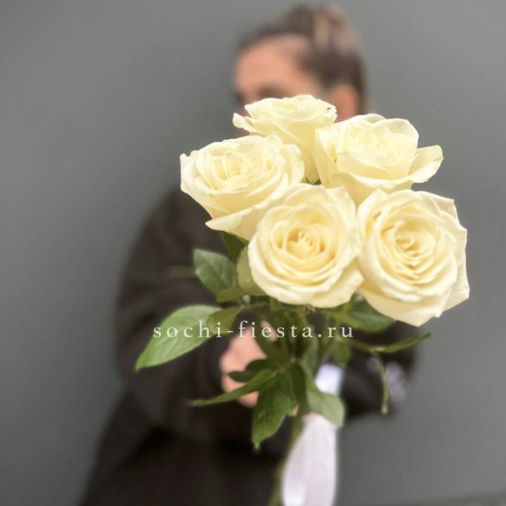 Букет 5 белых роз  в Сургуте