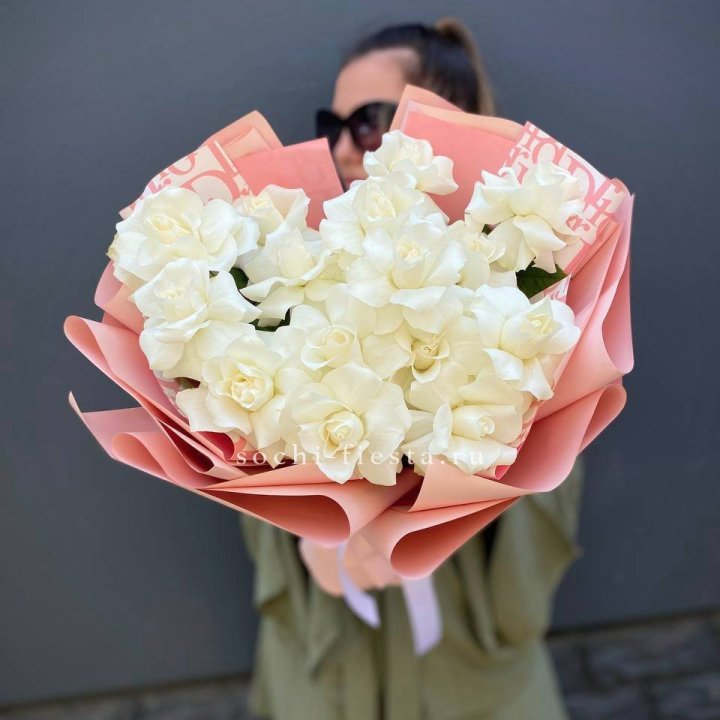 Белые розы "Аморе" в Сургуте