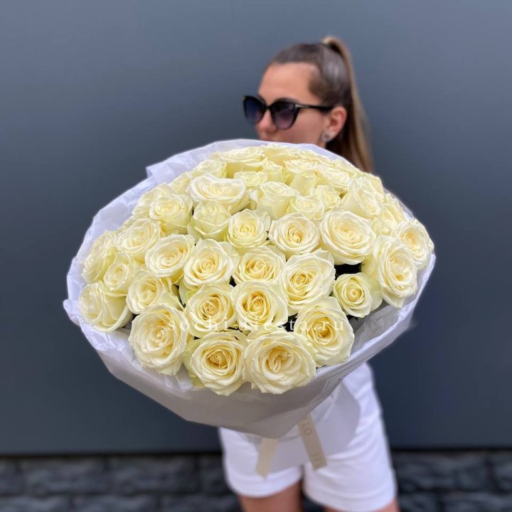 51 белая роза  в Сургуте