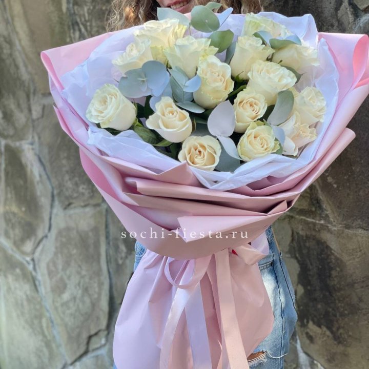 Белые розы в авторском оформлении в Сургуте